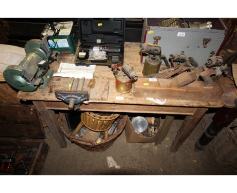 A wooden work bench (measuring approx. 43" x 29" ) with fitted Record Junior No.51 quick release bench vice