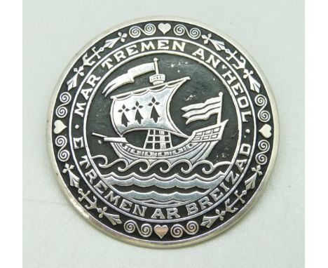 A large French Celtic brooch depicting a ship, with motto, 12.8g, 3.9cm