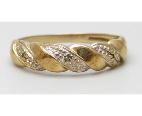 A 9ct gold ring, 2.1g, R/S