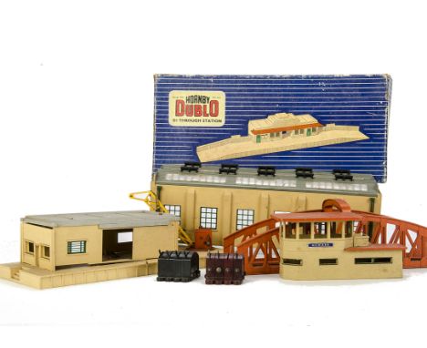 Hornby-Dublo OO Gauge Buildings and other Scenic Items, including boxed D1 Through Station and Engine Shed extension kit, tog