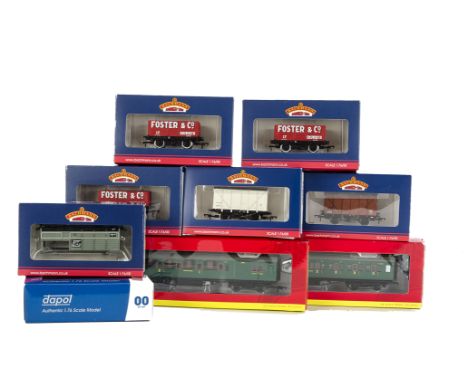 Bachmann Dapol ad Hornby OO Gauge Rolling Stock, including 6 assorted Bachmann wagons, Dapol Fyffes banana van (weathered) an