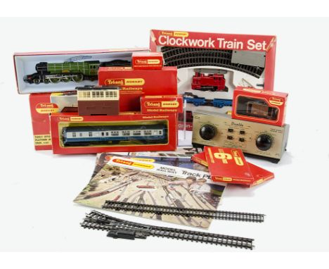 Tri-ang Hornby  and early Hornby 00 Gauge Clockwork Set  Locomotive and Accessories  RS3 Clockwork Set with Loco, Trucks (4) 