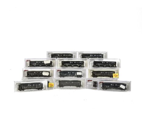 American N Gauge Freight 90-ton Hopper Cars by Atlas, Eighteen hopper wagons, in 'Rio Grande' (D&RGW) black livery, together 