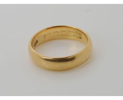 An 18ct gold wedding ring with Glasgow hallmarks for 1920, size L1/2, weight 4.4gms Condition Report: Hallmarks rubbed but st