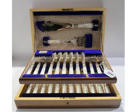 A 26 pce. EP &amp; mother of pearl fish cutlery set with servers in oak case with cantilever shelf Condition Report: Availabl