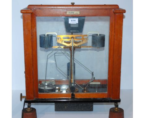 A set of Oertling balance scales, model 124 in glazed case, 50cm high x 42cm wide Condition Report: Available upon request