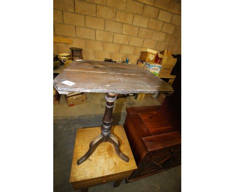 Victorian pedestal lamp table