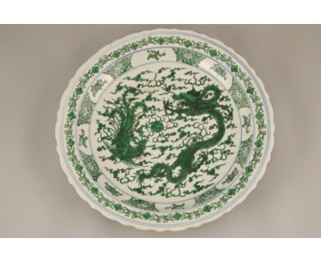19th century Chinese famille verte charger, lobed edges decorated with a dragon and a phoenix surrounded by clouds, Kangxi ma