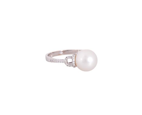 Ring mit Südseeperle und 50 Brillanten zus. ca. 0,28 ct, WEISS-LGW (H-J)/SI, Zuchtperle: creme-weiß, feiner Lüster, D: ca. 10