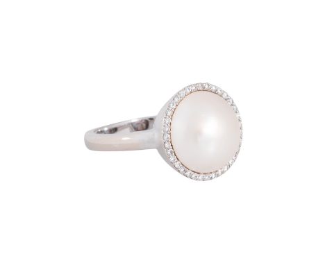 Ring mit Mabeperle und Brillanten von zus. ca. 0,23 ct, gute Farbe und Reinheit, Mabeperle D: ca. 12 mm, WG 18K, 7,1 g, RW: 5