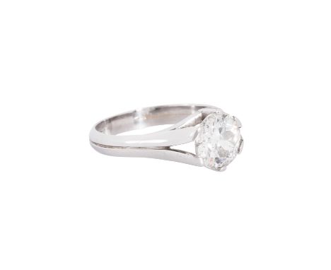 Ring mit Altschliffdiamant von ca. 2,3 ct, GW (K-L)/P2, Platin, 7,3 g, RW: 62, 2. H. 20. Jh., leichte bis mäßige Tragespuren.
