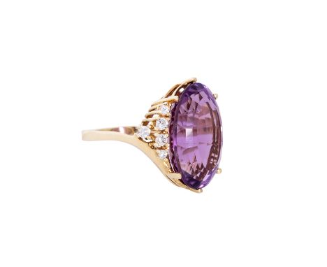 Ring mit ovalem Amethyst, Treppenschliff, ca. 10 x 15 mm, 10 farblose Steine, GG 14K, 8.2 g, RW: 60, 2. Hälfte 20. Jh., minim