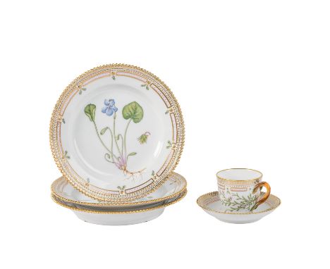 ROYAL COPENHAGEN "5-tlg. Flora Danica" 20.Jh. Royal Copenhagen, 20. Jh. Porzellan, farbig bemalt, vergoldet. Sog. Perlmodell 