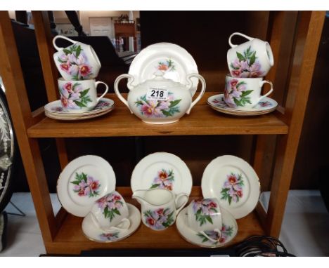 An Aynsley tea set, 6 cups and saucers, 4 tea plates