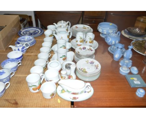 A quantity of Royal Worcester "Evesham" tea and dinnerware 