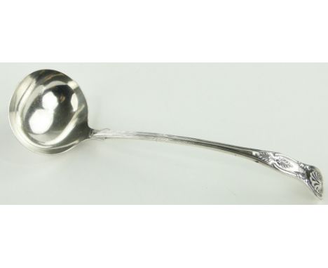 An Edwardian silver Kings pattern punch ladle,
with armorial crest, Sheffield 1906, 9oz.