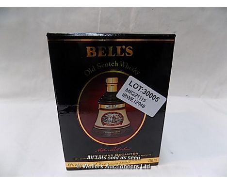 1X BELL'S OLD SCOTCH WHISKY IN CHRISTMAS DECANTER.750ML / GRADE: UNCLAIMED PROPERTY / BOXED (DC2) {MK221115}