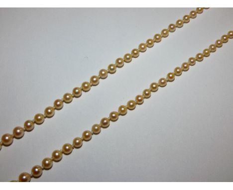 A cultured pearl necklace set with graduated beads