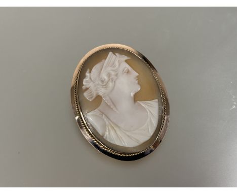 A Victorian shell carved oval cameo brooch with a Roman portrait enclosed within a rope pattern border L x 5cm no visible dam