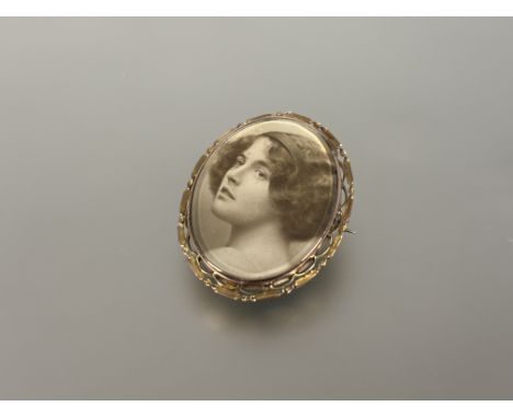 An Edwardain 9ct gold oval double portrait brooch/pendant with pierced border and original pin L x 4cm no signs of hard solde