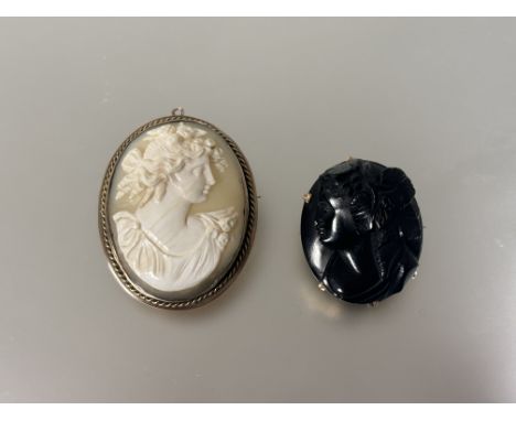 A 9ct gold mounted cameo brooch/pendant with Etruscan style portrait enclosed within a rope pattern border L x 5cm 8.6g and a