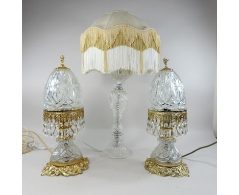 A glass table lamp and shade, together with a pair of smaller glass and gilt metal table lamps