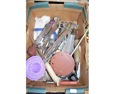 BOX CONTAINING VARIOUS VINTAGE KITCHENALIA