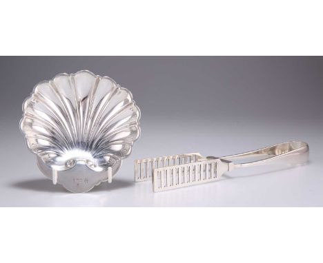 A PAIR OF SILVER ASPARAGUS TONGS AND A SILVER SHELL BUTTER DISH, EARLY 20TH CENTURY the Edwardian silver asparagus tongs by G