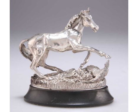 AN ELIZABETH II CAST SILVER MODEL OF A HORSE by Franklin Mint, Sheffield 1977, on a plinth base. 9.5cm wide overall, 23.4 tro