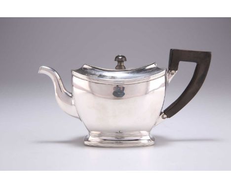 AN EARLY 19TH CENTURY DUTCH SILVER TEAPOT 1828, of small proportions, with reeded borders. 17.5cm long, 6.4 troy ounces