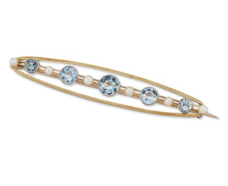 AN EARLY 20TH CENTURY AQUAMARINE AND SEED PEARL BROOCH graduated round-cut aquamarines spaced by seed pearls within an oval f