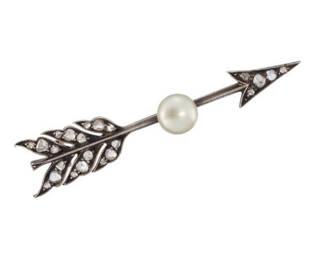 AN EARLY 20TH CENTURY CULTURED PEARL AND DIAMOND ARROW BROOCH set with rose-cut diamonds and a button pearl. 5cm by 1cm, 3.8 