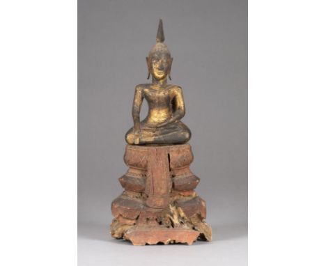 EINE HOLZGESCHNITZTE SITZENDE STATUE VON SHAKYAMUNI Thailand, wohl 19. Jahrhundert Holz. H. 36 cm. Shakyamuni sitzt auf einem