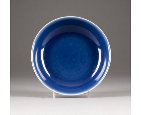 EINE BLAU GLASIERTE SCHALE China, wohl Qing-Dynastie Porzellan. D. 19 cm. Die Schale ist innen und außen mit einer blauen Gla