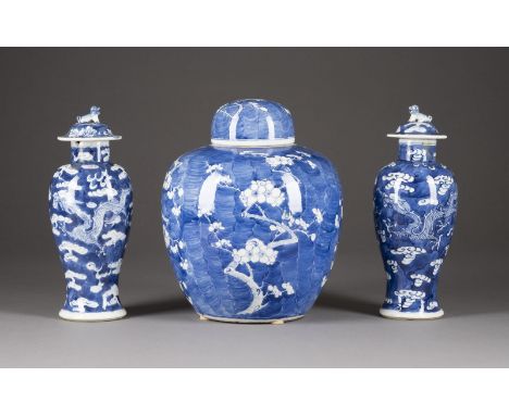 EIN BLAU-WEISSER INGWERTOPF DEKORIERT MIT PRUNUS UND ZWEI KLEINE DECKELVASEN China Porzellan. H. ca. 27 cm. Das Konvolut umfa