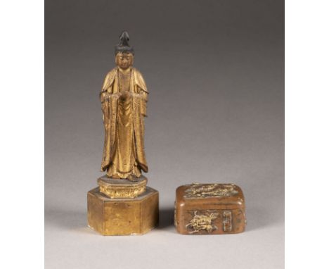 EINE KLEINE KUPFERLEGIERTE DOSE UND EINE HOLZGESCHNITZTE BUDDHA-STATUE China, 19./20. Jahrhundert Kupferlegierung/Holz. H. 14