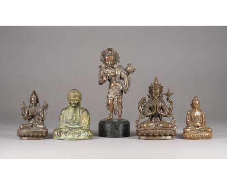 FÜNF BUDDHISTISCHE STATUEN China/Japan/Nepal Kupferlegierung. H. 14.5-30.5 cm. Das Konvolut umfasst eine stehende Statue von 