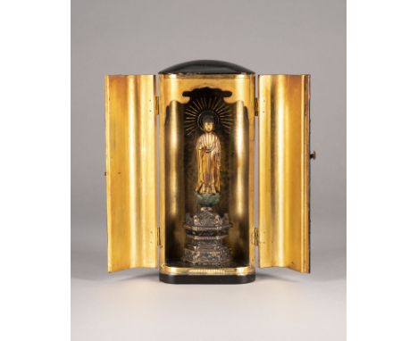 EIN LACKIERTER REISESCHREIN (ZUSHI) MIT STATUE VON AMIDA NYORAI Japan, 19./20. Jahrhundert Lackwaren/Metall. H. ca. 27 cm. In