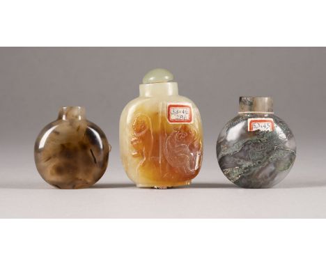 DREI SNUFFBOTTLES AUS ACHAT ODER JADE China Achat/Jade. H. ca. 4.6-6.8 cm. Das Konvolut umfasst a) und b) aus Achat in runder