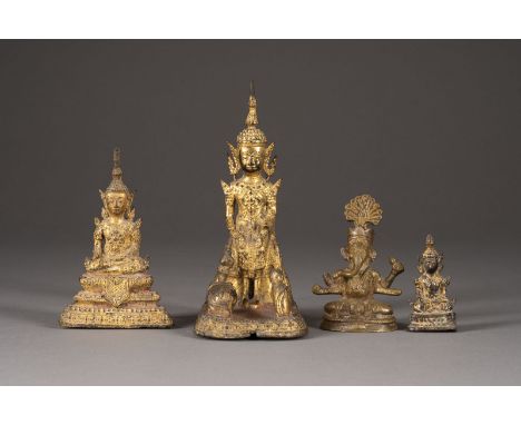 VIER BUDDHA-STATUEN AUS KUPFERLEGIERUNG Thailand/Indien, 19./20. Jahrhundert Kupferlegierung. H. ca. 6.5-17 cm. Das Konvolut 