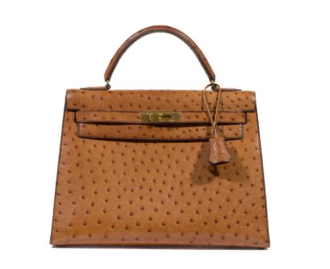 HERMES Paris Made In France, année 1985. Sac 'Kelly Sellier' 32 cm goldEn cuir Autruche gold, attaches et fermoir en métal pl