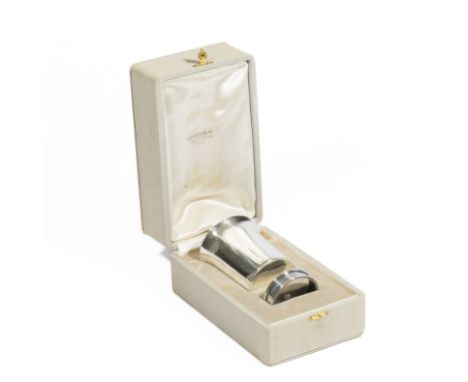 HERMES Paris, circa 1960. Timbale et rond de serviette en argent 925°/°°.Orfèvre: Ravinet d'EnfertA décor uniplat. Coffret d'