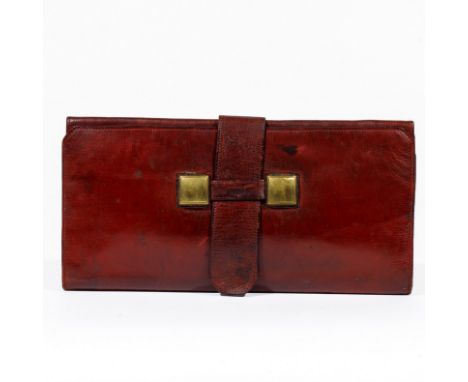 HERMES 24 Fg St Honoré Paris déposé, circa 1926. Sac-pochette de dame 25,5 cmPar François RoquesEn veau Rouge H, fermoir lang