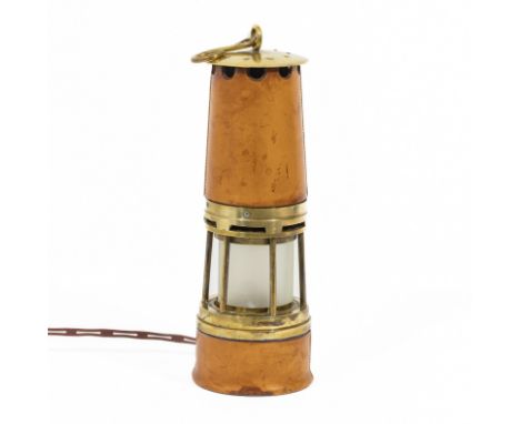 HERMES Paris, 24 Fg St Honoré, circa 1950. Rare lampe de chevetRéalisé sur un modèle d'une lampe de mineur.Gansé de cuir de v