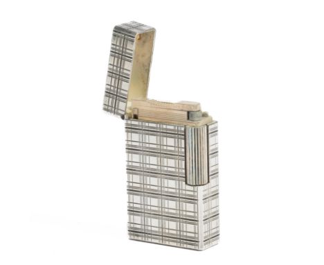 HERMES Paris, circa 1960. Briquet de pocheS.T. DUPONTEn métal argenté guilloché à motif Prince de Galles. Dans son écrin d'or