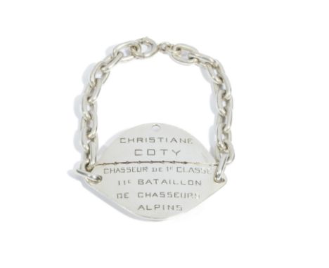 HERMES, circa 1939. Plaque d'identité d'infirmière en argent 925°/°°.Elle porte l'inscription 'Christiane Coty chasseur de 1E