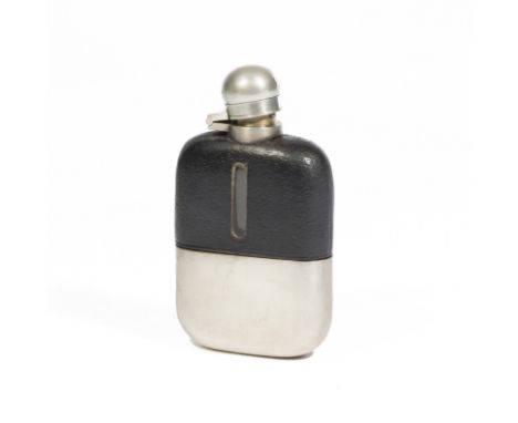 HERMES Paris, circa 1957. Flasque de pocheEn verre, partie supérieure gainé de cuir de porc noir, et partie inferieure amovib