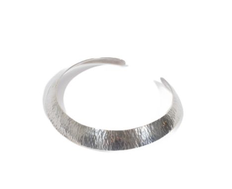 HERMES Paris, circa 1990. Collier torque 'Timoure' en argent 925°/°° martelé.A effet martelé. Très bon étatPoids: 65 gFootnot