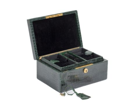 HERMES Paris, circa 1950. Coffret à bijouxEn Crocodile Porosus (Annexe II-B) vert émeraude, serrure en métal doré, intérieur 