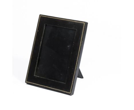 HERMES Paris, 24 Fg St Honoré, circa 1930. Cadre photoA travail plein cuir gainé de box noir à surpiqures Sellier blanches, c